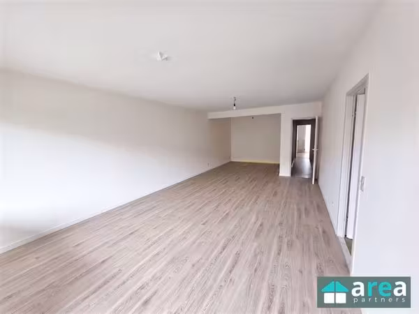 Ruim 2-slaapkamer appartement met garagebox in Deurne - 2