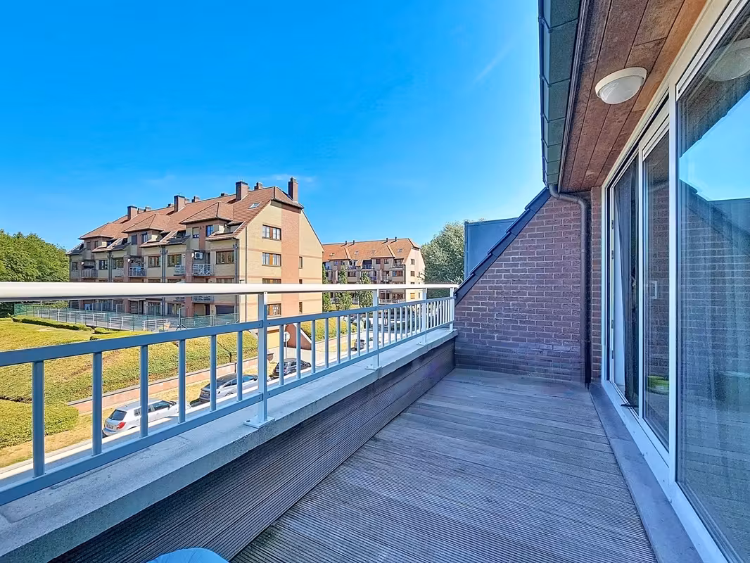 Lichtrijk appartement met terras en staanplaats - 2