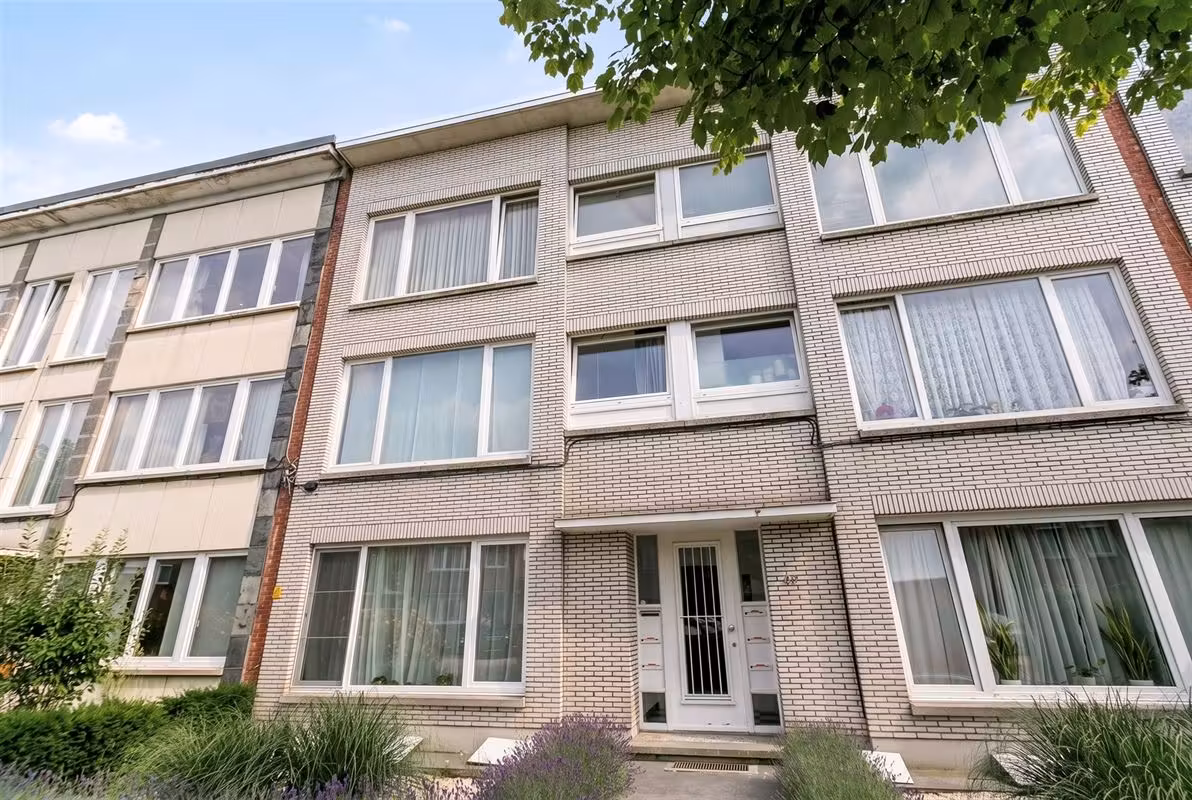 Instapklaar 2-slaapkamerappartement in Berchem