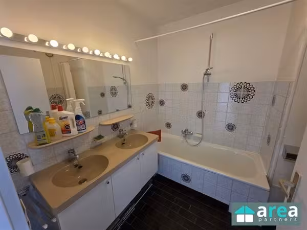 Ruim 2-slaapkamer appartement met garagebox in Deurne - 11
