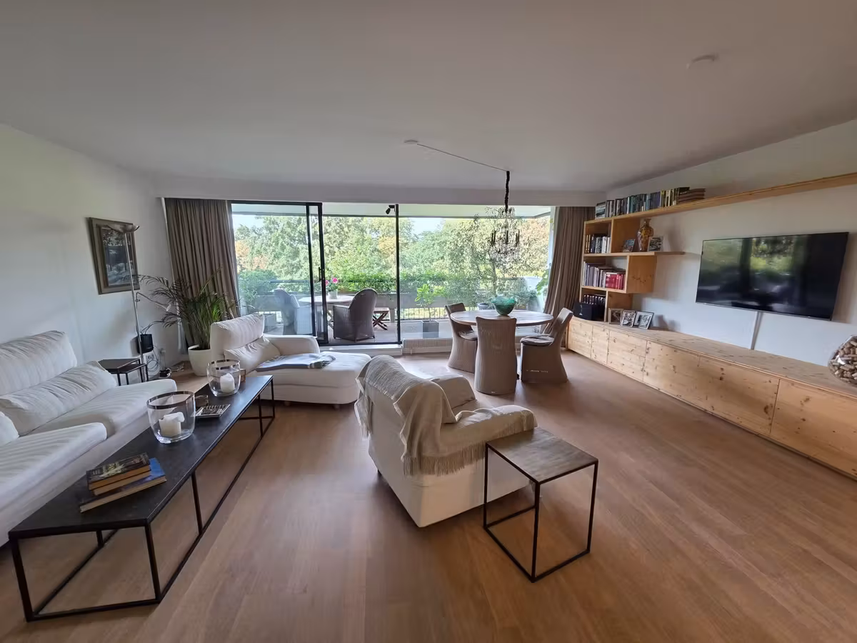 HEEL MOOI GERENOVEERD APPARTEMENT MET PRACHTIG TERRAS