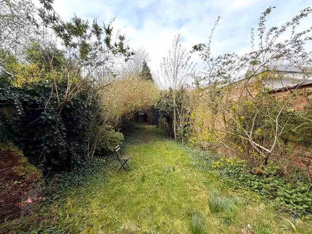 Furnished 2-bedroom apartment with large garden - 8