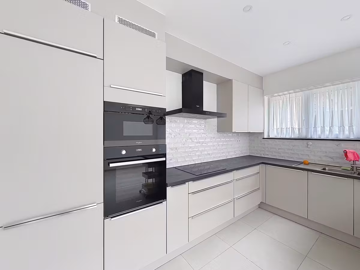 4-bedroom house with terrace and garden - 10