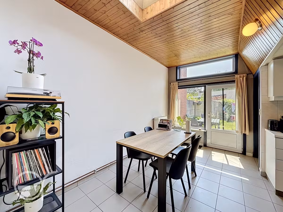 Rijwoning met 2 slaapkamers en zonnig stadstuintje in centrum Drongen - 4