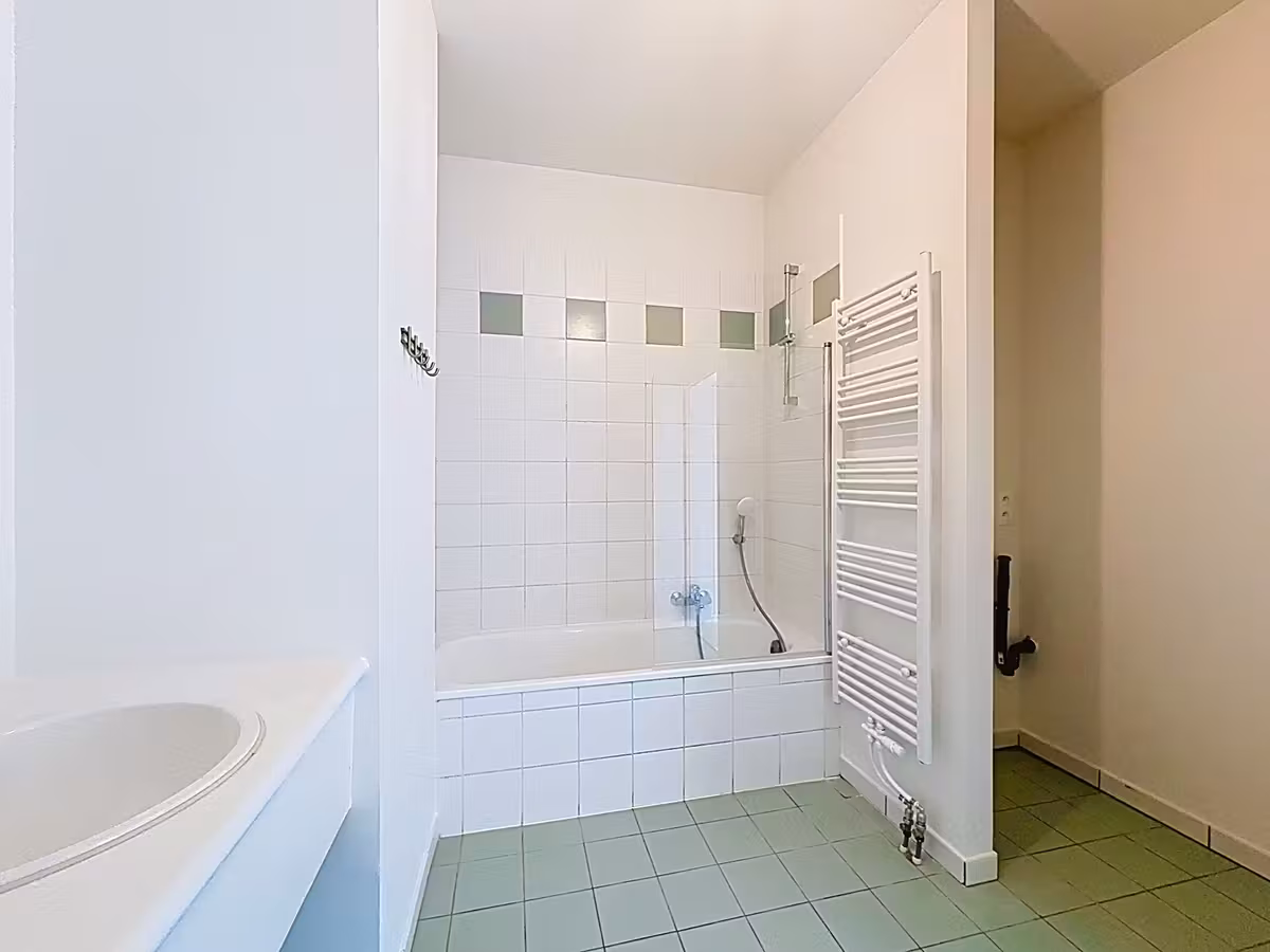 Renovated 2-bedroom apartment with terrace - 17