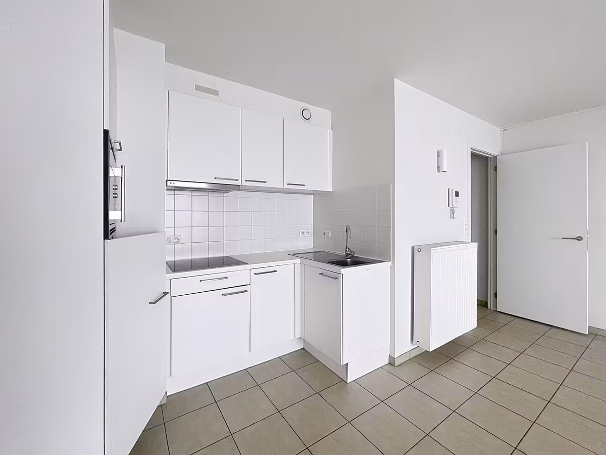 Ruime studio op 12de verdieping te huur in Molenbeek - 12