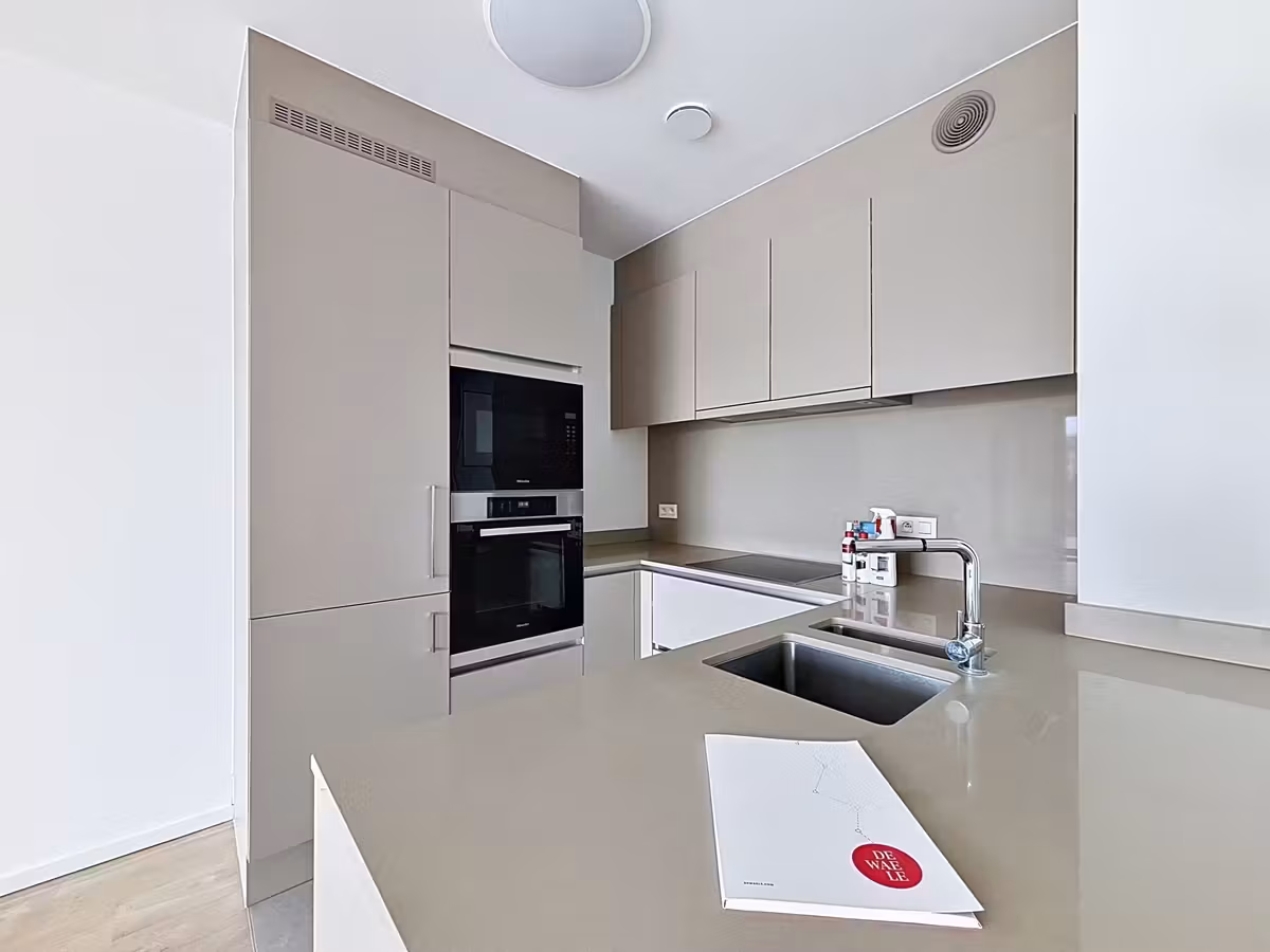 Mooi 2 slaapkamer appartement + parking - 10