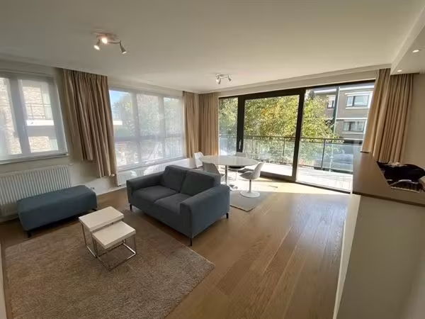Gemeubileerd gelijkvloers appartement met terras