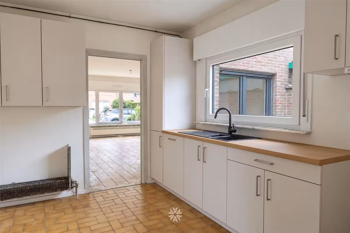 Maison en rangée rénovée avec garage intégré - 3