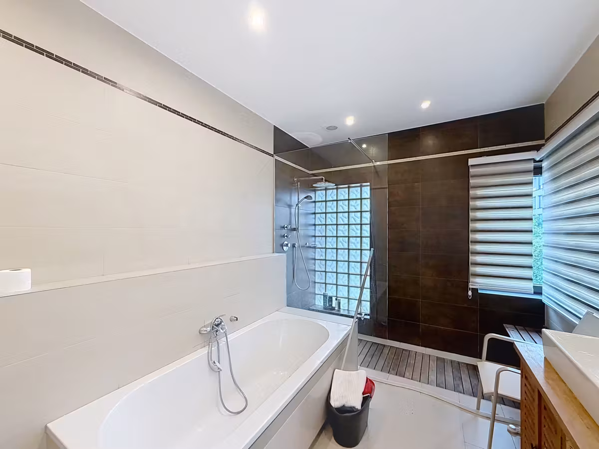 4-bedroom house with terrace and garden - 6