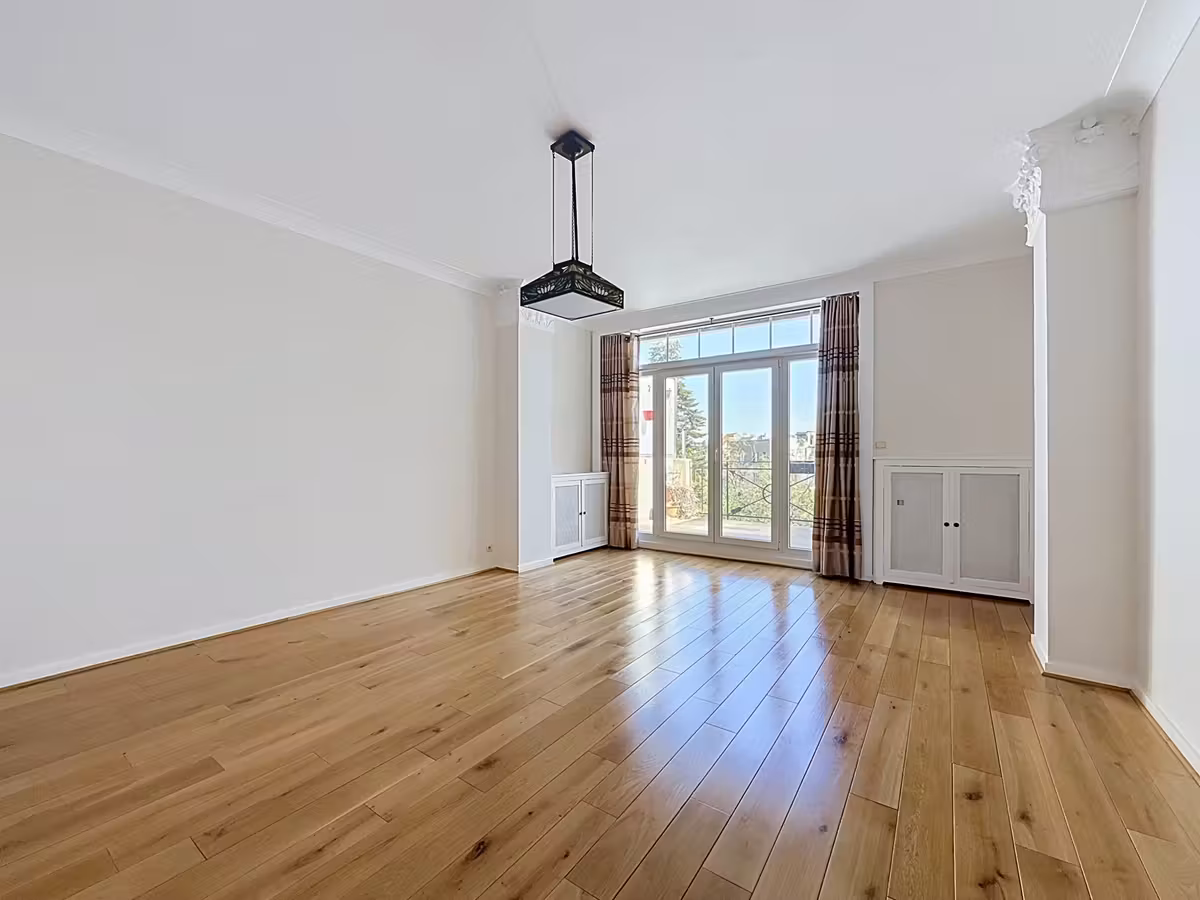 Gerenoveerd appartement met 3 slaapkamers aan Place Brugmann