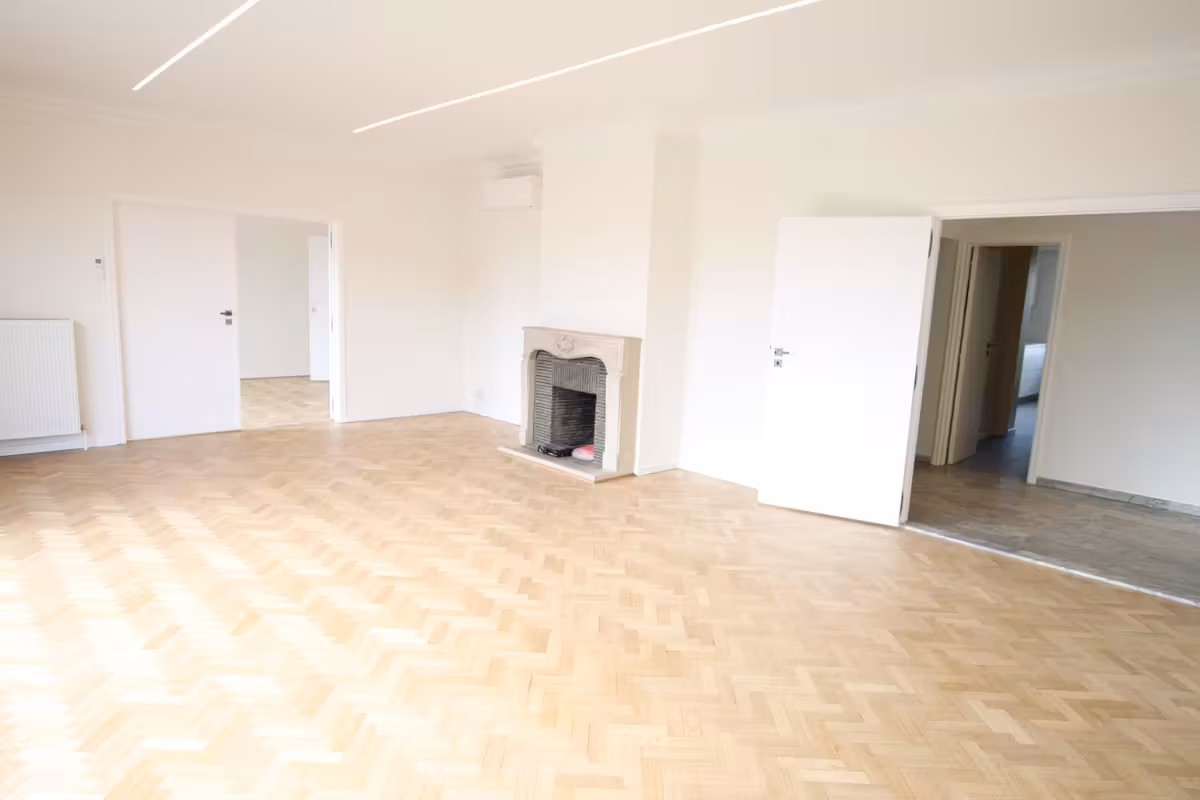 Ruim appartement met 3 slaapkamers in Elsene
