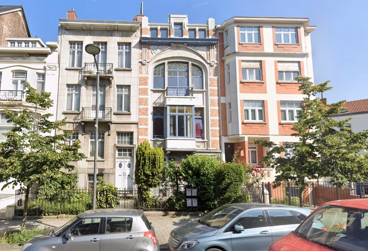 Volledig gerenoveerd appartement met terras in Schaarbeek - 2