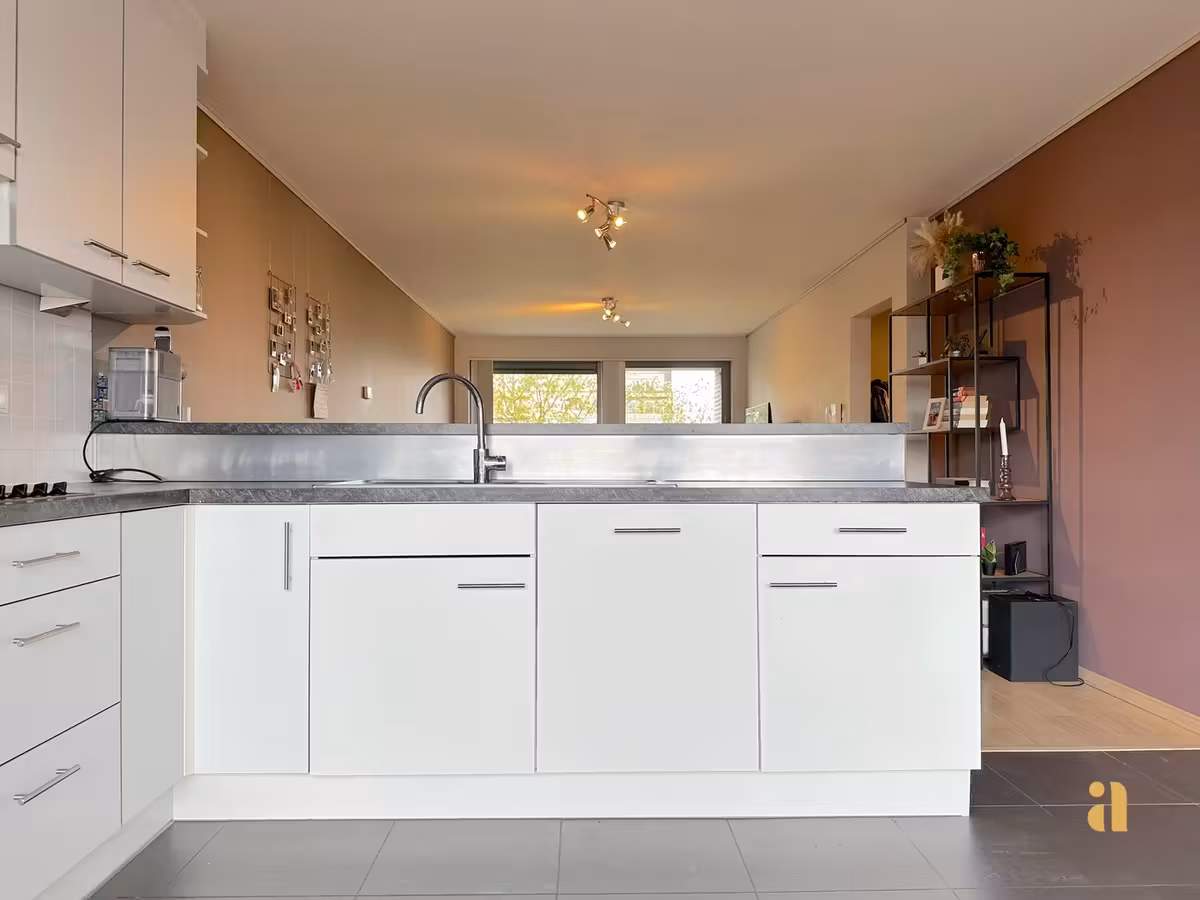 Zon, ruimte & torens: dit lichtrijke appartement heeft het allemaal! - 5