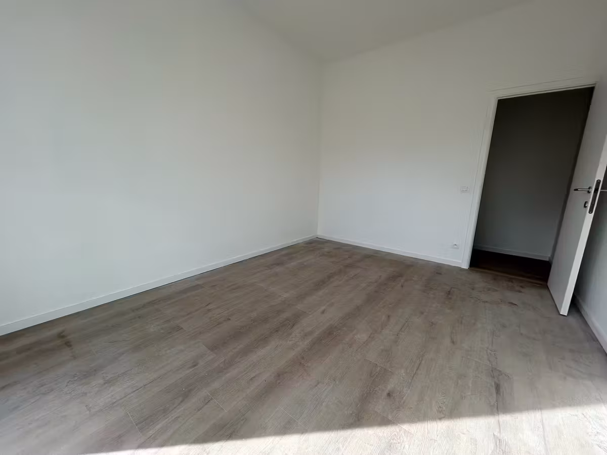 Appartement au rez-de-chaussée rénové avec terrasse - 10