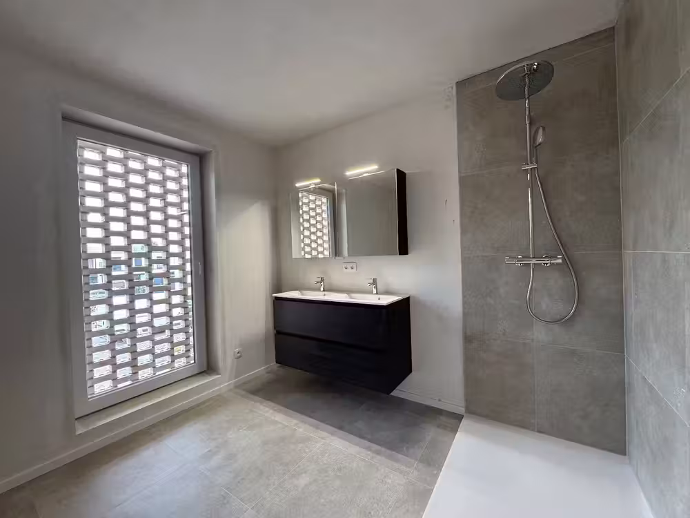 Moderne en energiezuinige halfopen woning met tuin op topligging in Mariakerke - 9