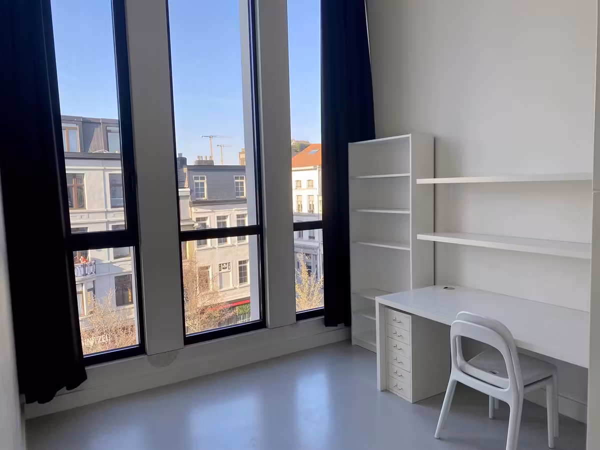 Chambre d'étudiant sur la superbe place du Marché aux Chevaux - 4