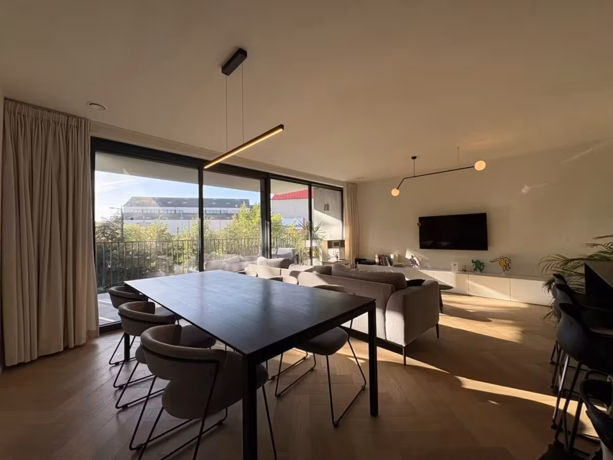 Appartement moderne à 2 chambres avec terrasse et parking - 1
