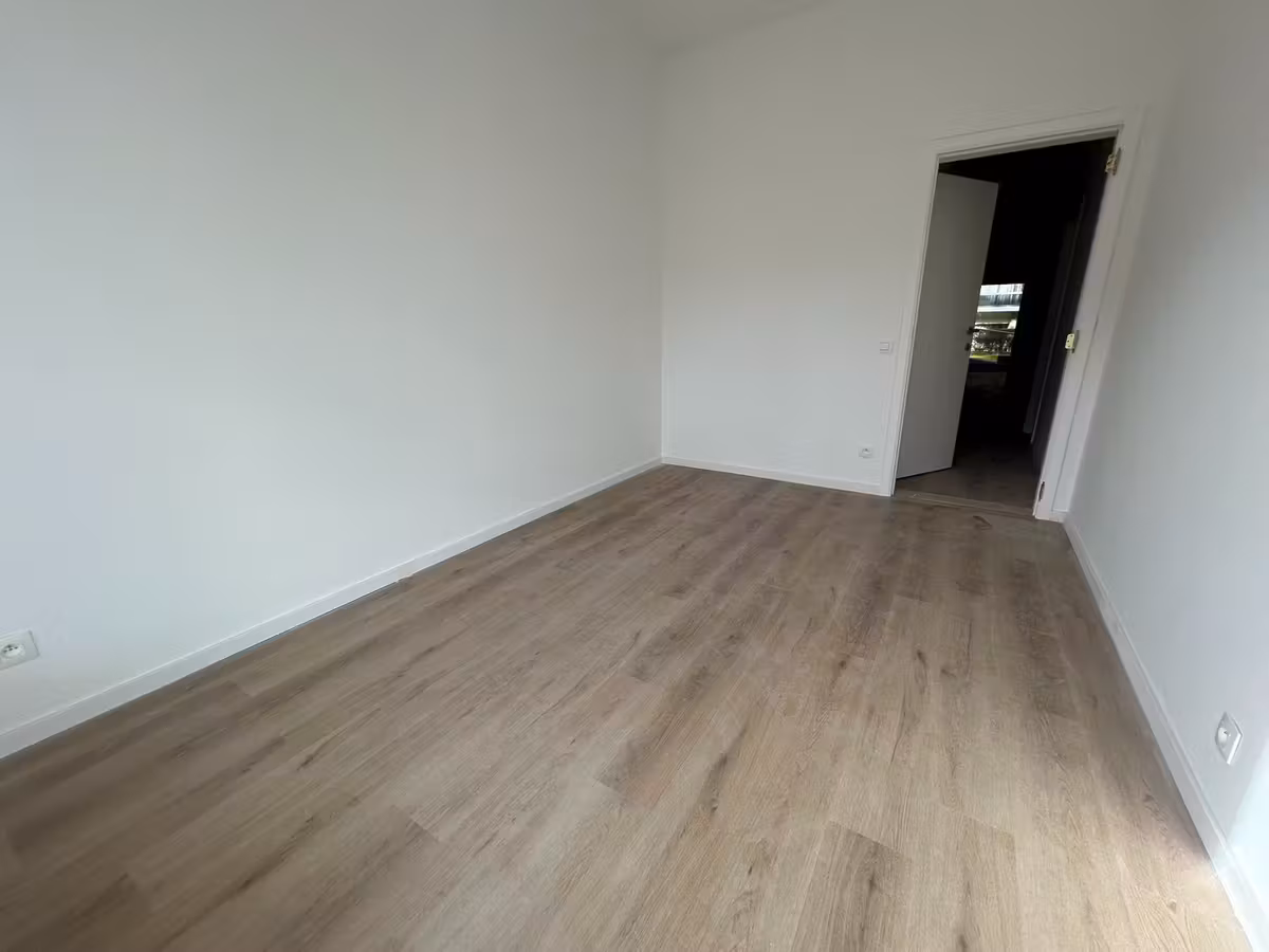 Appartement au rez-de-chaussée rénové avec terrasse - 11