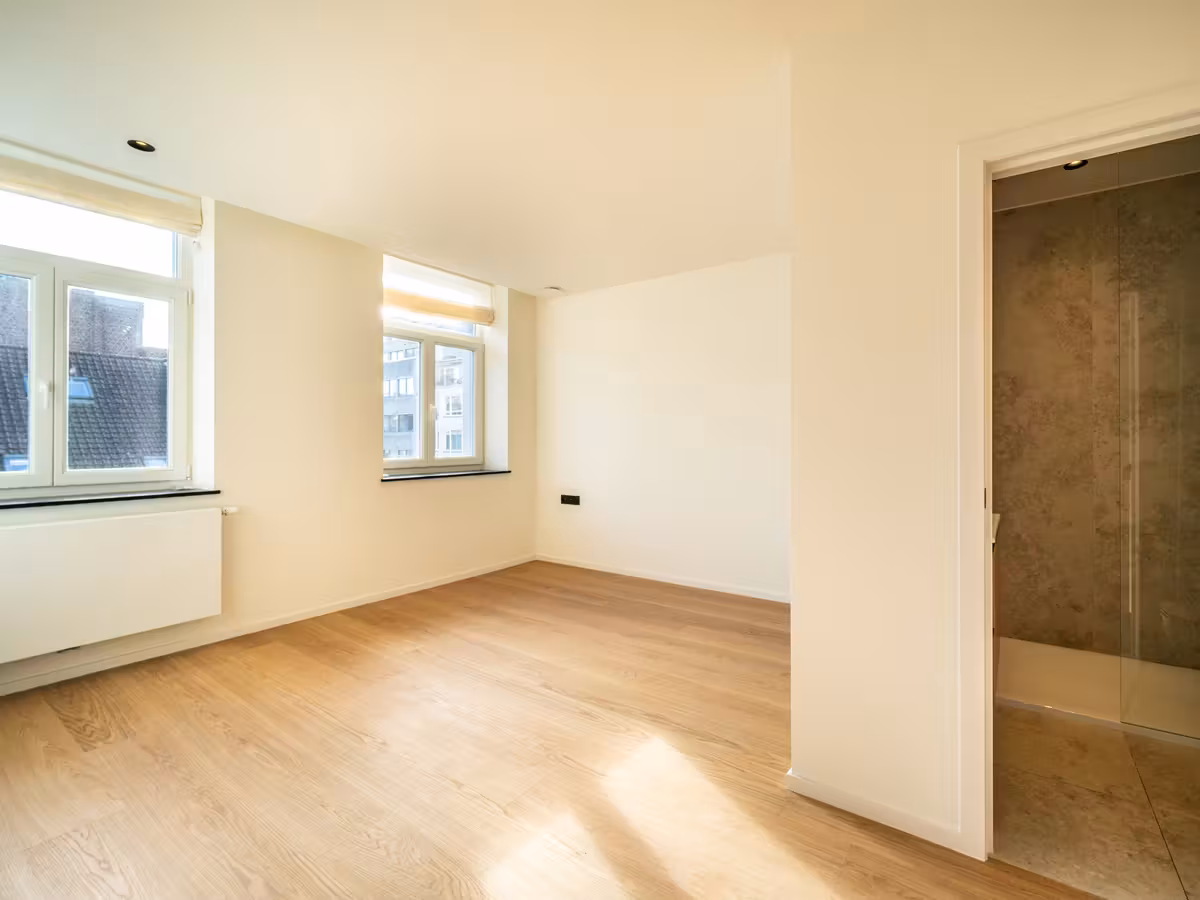Renovated triplex penthouse near Louise - 16