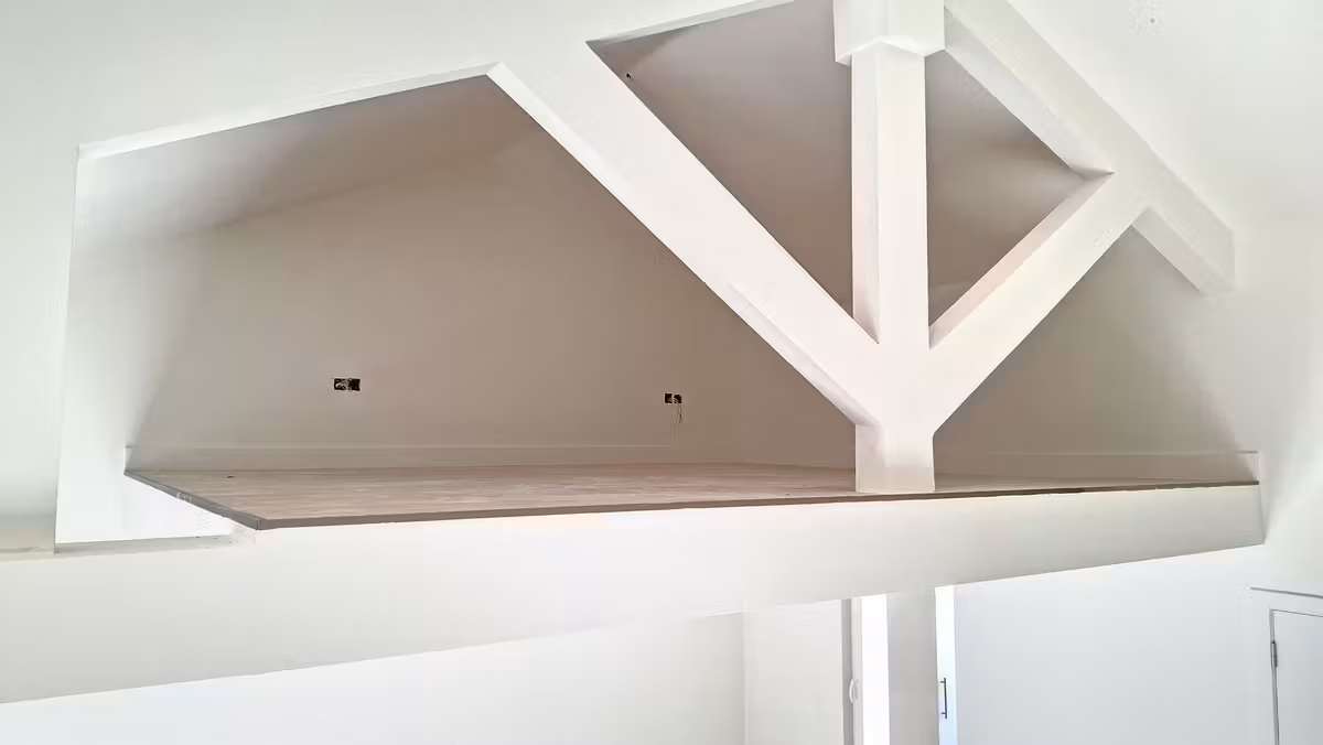 Stijlvolle nieuwbouwstudio met slaapzolder