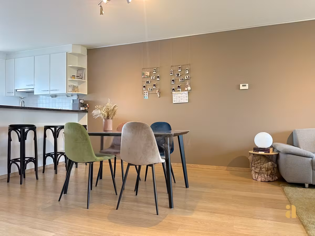 Zon, ruimte & torens: dit lichtrijke appartement heeft het allemaal! - 8