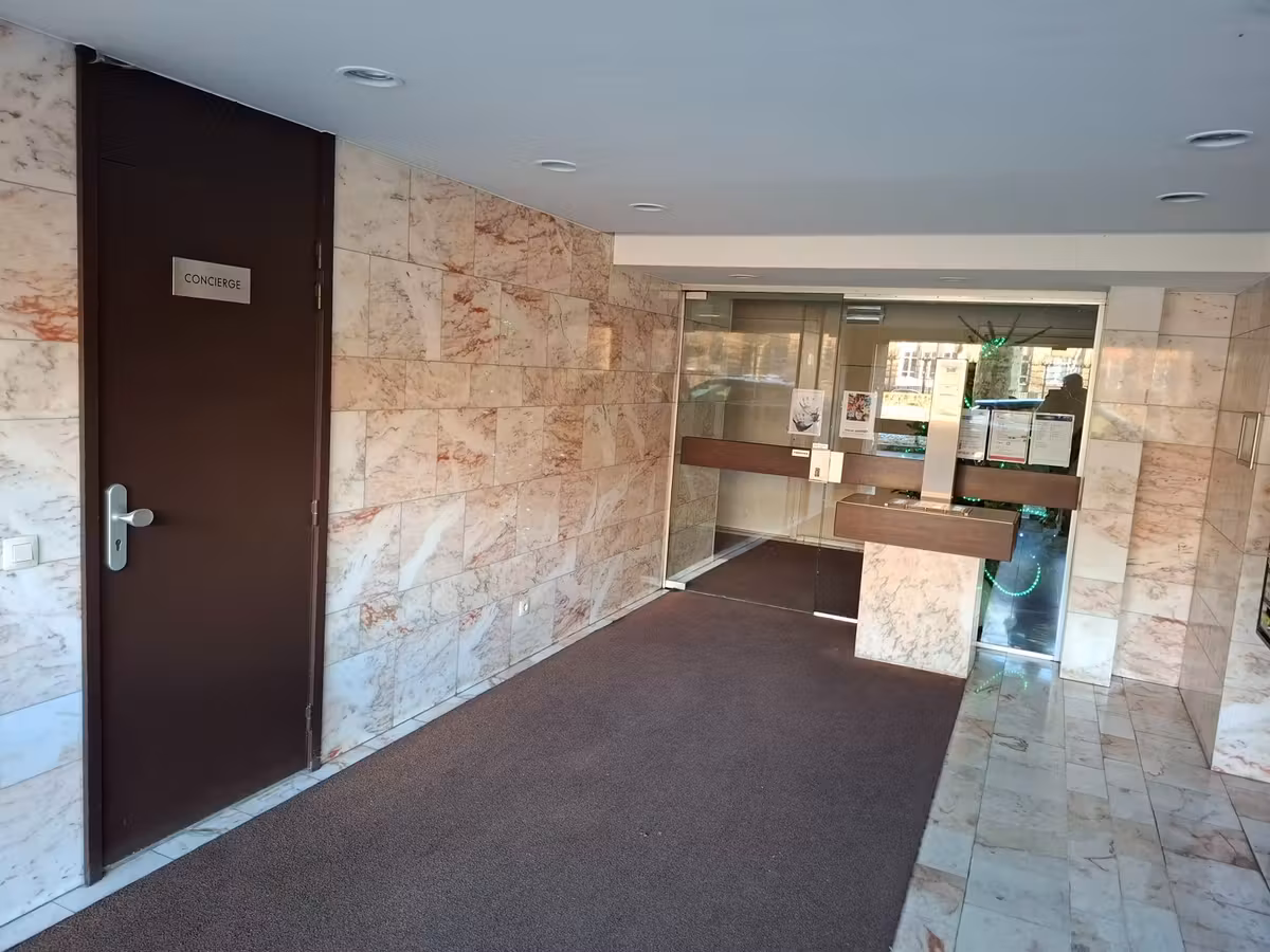 Ruime, instapklare en lichtrijke studio met groot terras aan de Coupure - 3