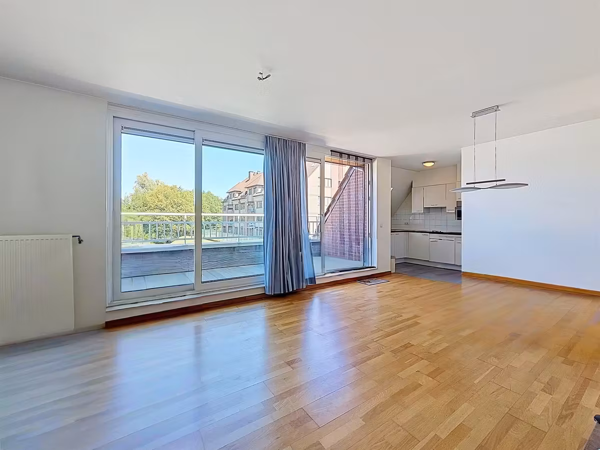 Lichtrijk appartement met terras en staanplaats