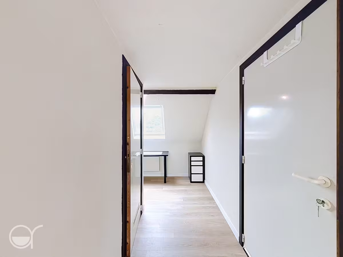 Bemeubelde studio met mezzanine aan de Visserij - 9