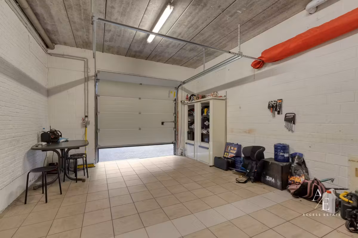 Ruime gelijkvloerse woonst met 3 slk. en inpandige garage - 9