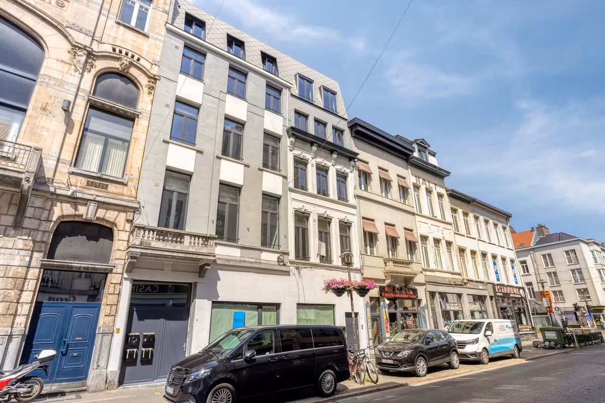 Renovated apartment with 2 bedrooms and spacious terrace - 25