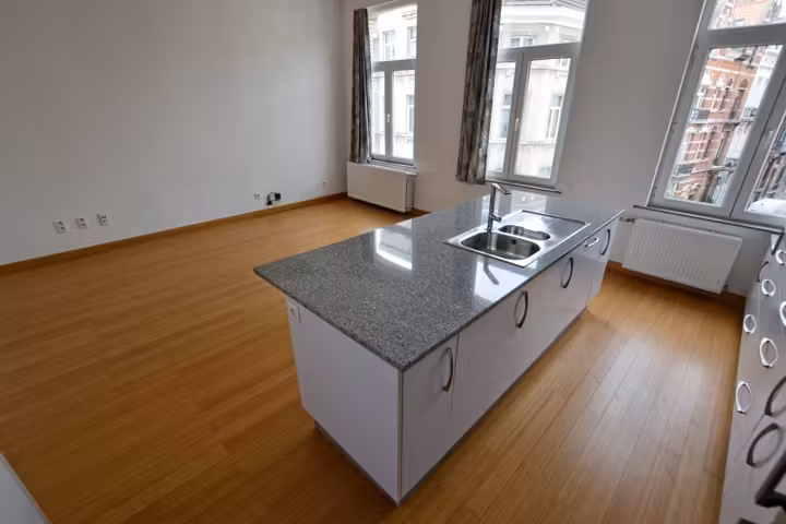 Bel appartement rénové proche de la Place Louise - 3