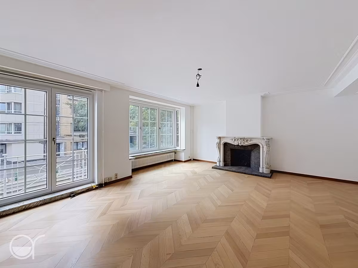 Unieke en ruime rijwoning met garage, tuin en terrassen te huur nabij station Gent-Sint-Pieters