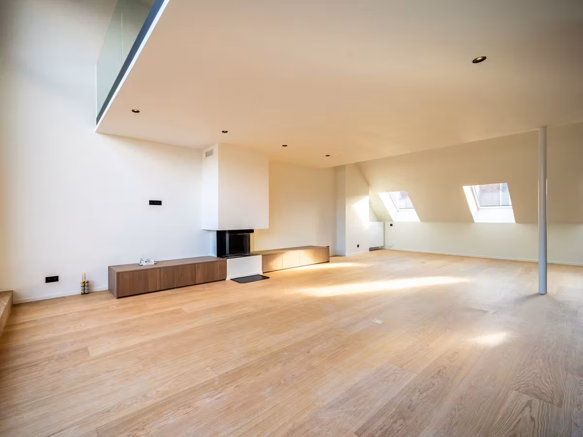 Renovated triplex penthouse near Louise - 7