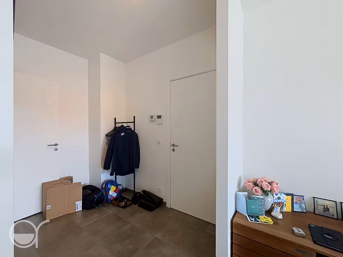 Furnished two-bedroom apartment with water view - 4