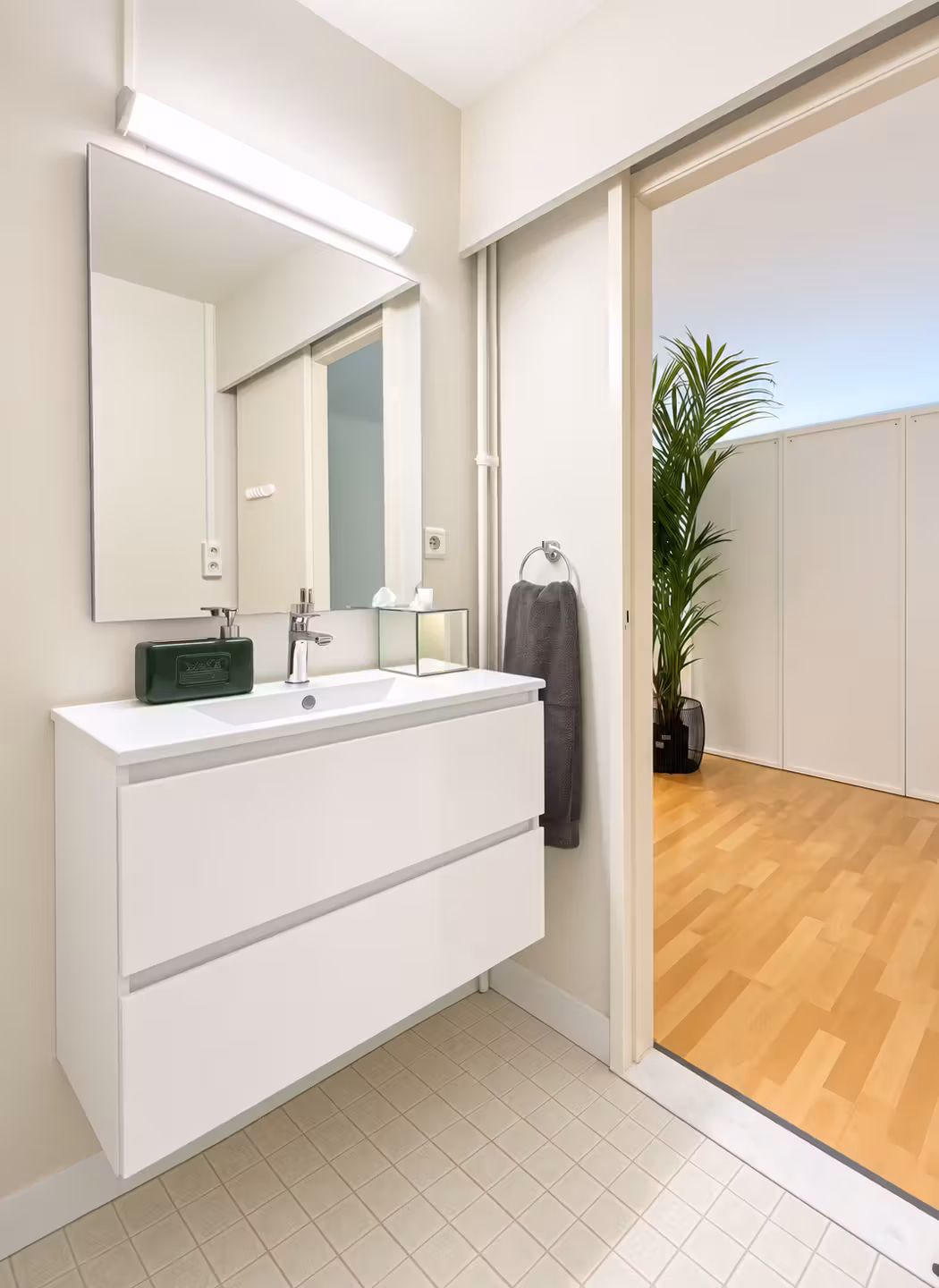 Spacious studio near Theaterplein and Meir - 11