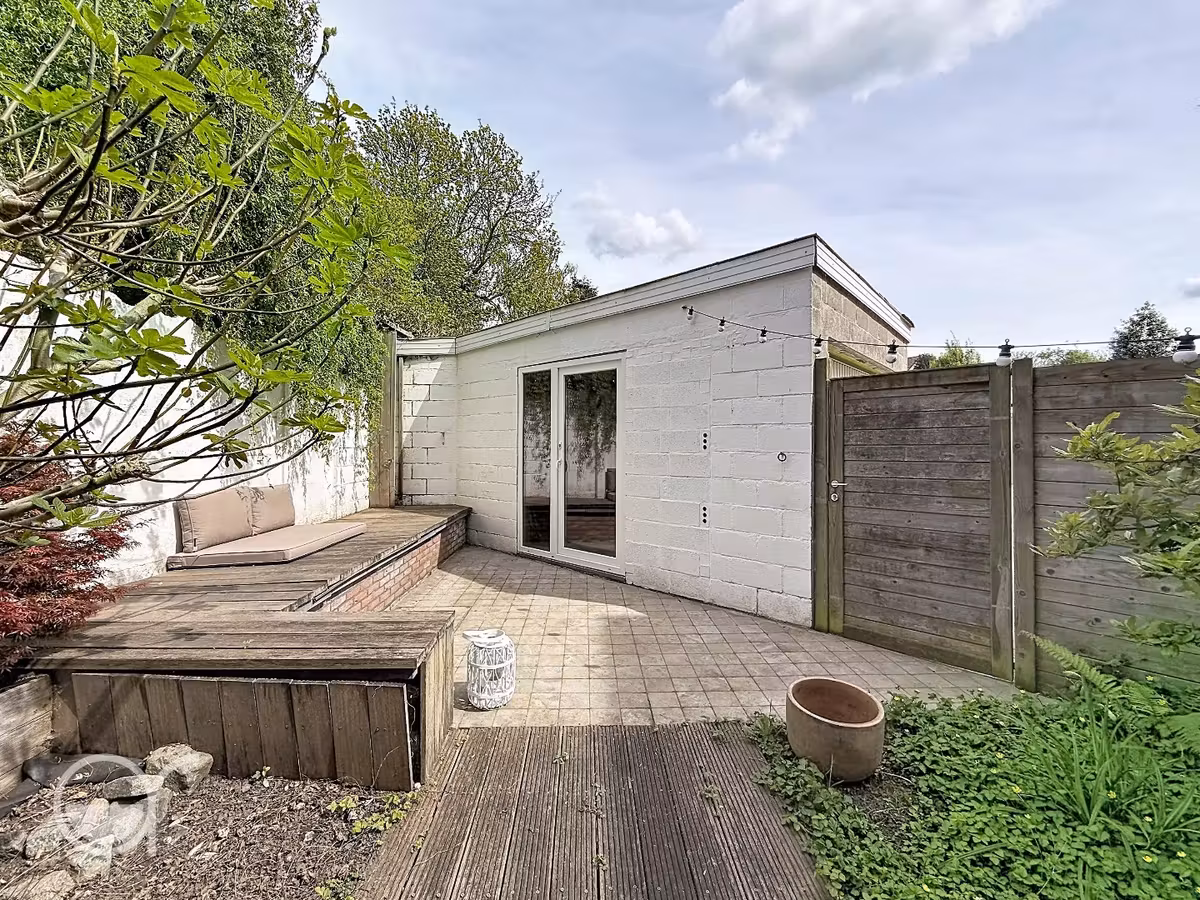 Ruim gelijkvloers 1-slaapkamerappartement met stadstuintje en garagebox - 14