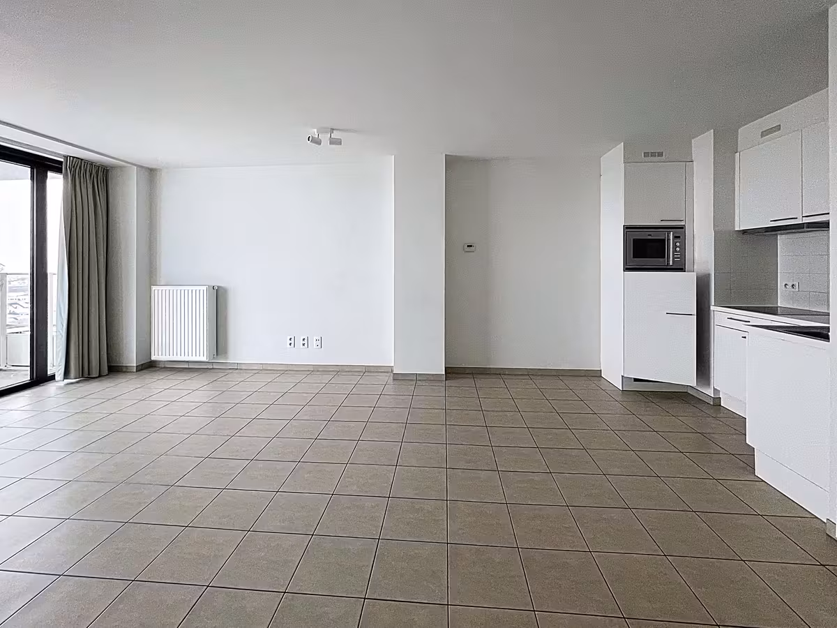 Ruime studio op 12de verdieping te huur in Molenbeek