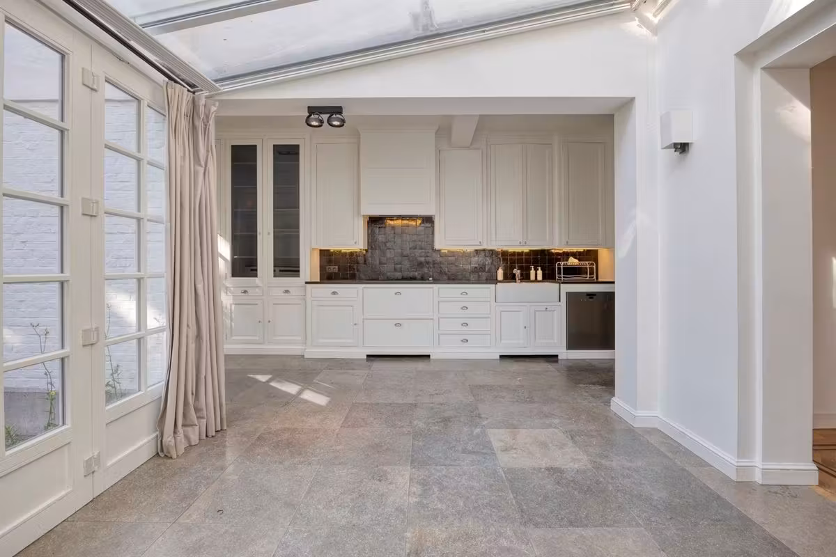 Magnifique maison de maître rénovée avec 6 chambres, jardin et double parking - 12