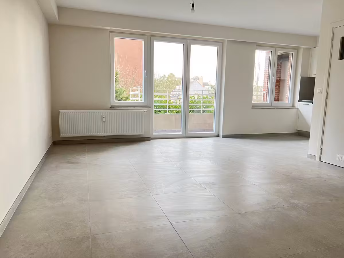 Renovated studio with terrace in Jette - 2