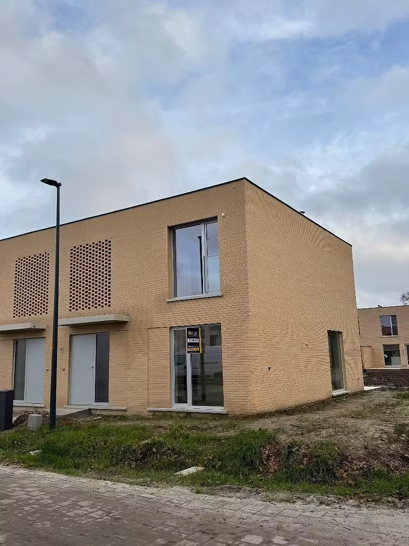 Moderne en energiezuinige halfopen woning met tuin op topligging in Mariakerke - 2