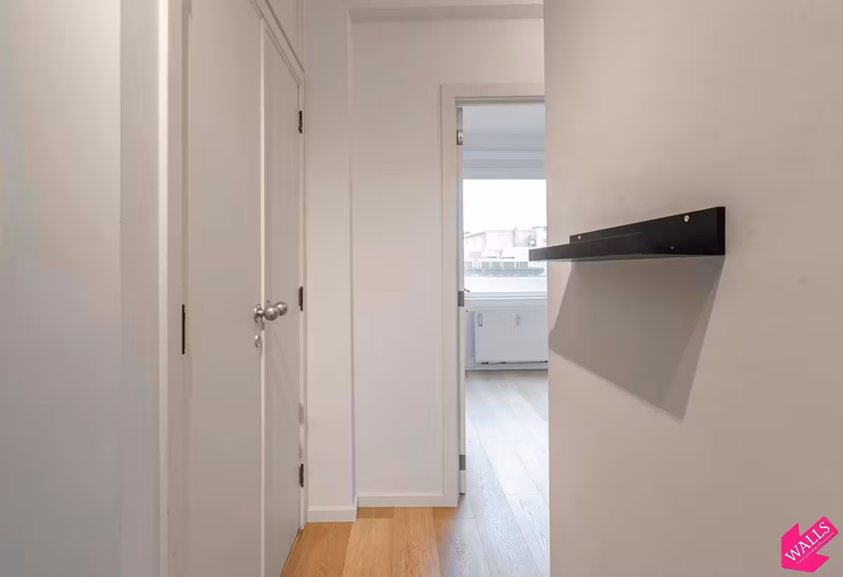 Beautifully renovated, spacious 1 bedroom apartment - 6