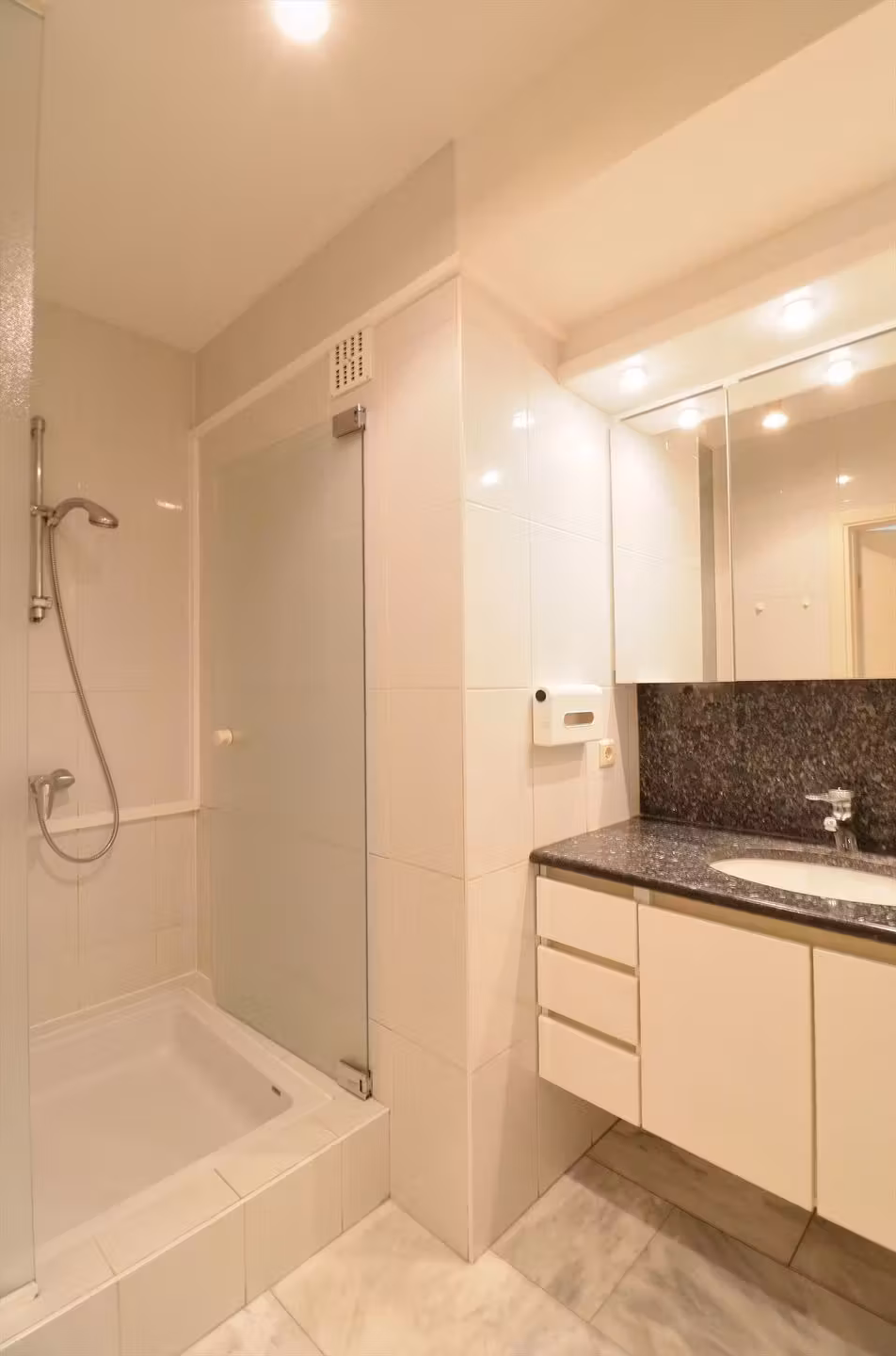 Bright 165 sqm apartment with terrace - 17
