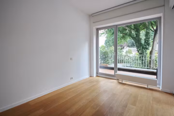 Renovated apartment near Châtelain - 8