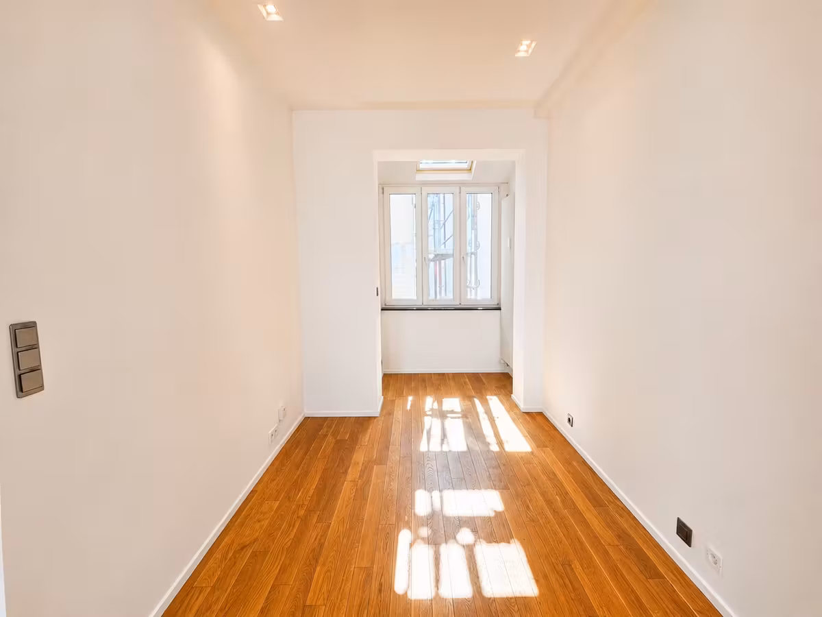 Spacious 2-bedroom flat with study area on Avenue de la... - 9