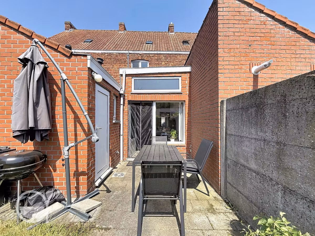 Rijwoning met 2 slaapkamers en zonnig stadstuintje in centrum Drongen - 10