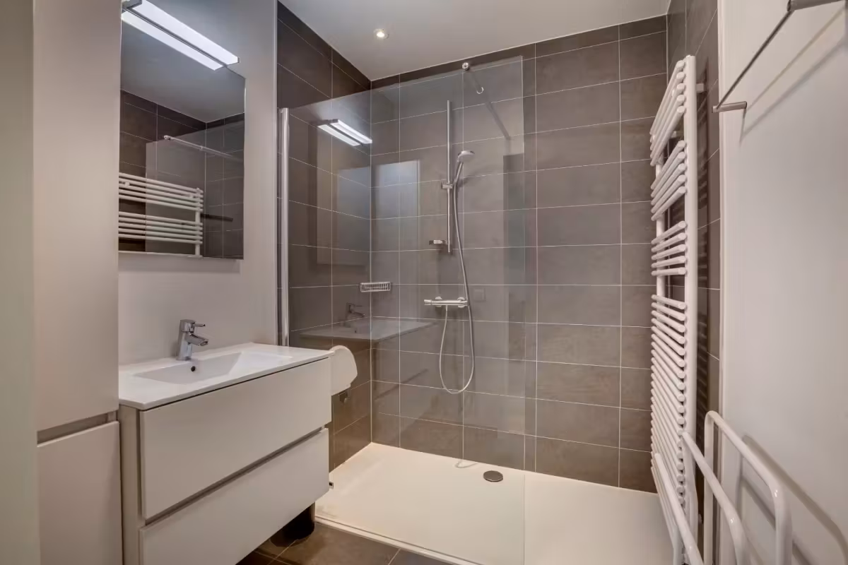Move-in ready modern apartment with terrace and underground parking - 15