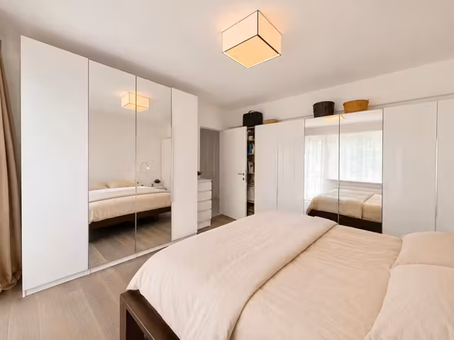 100 sqm apartment with balconies in Forest - 10