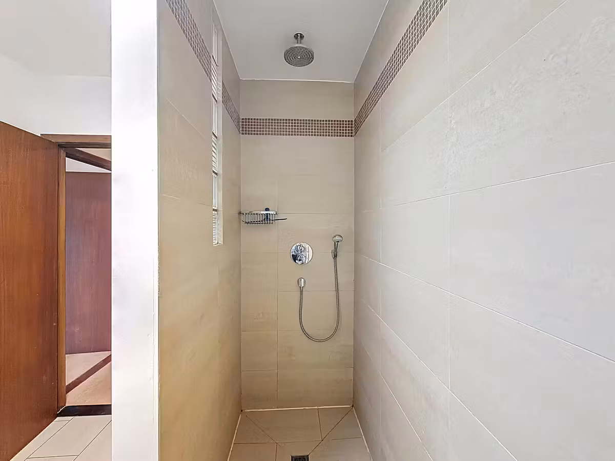 Lichtrijke woning met drie slaapkamers, tuin en garage - 11