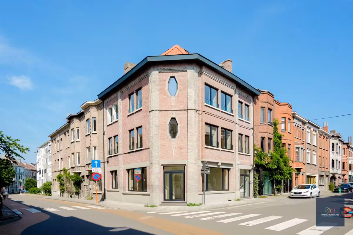 Stijlvol gerenoveerd 2 slaapkamerappartement - 2